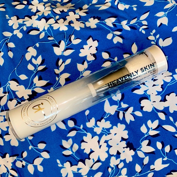 It Cosmetics Heavenly Skin Perfecting Brush - Picture 1 of 6
